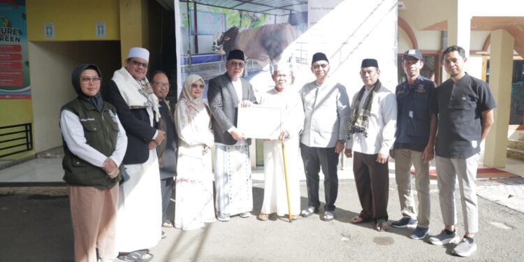Benyamin Serahkan Banmas Presiden berupa Sapi Kurban di Tangsel