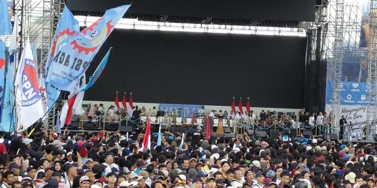 Tantri Kotak Guncang Panggung May Day 2026 di Monas, Ribuan Buruh Ikut Bernyanyi