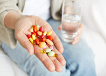 Jangan Sepelekan, Ini Bahaya Minum Vitamin Berlebihan bagi Tubuh