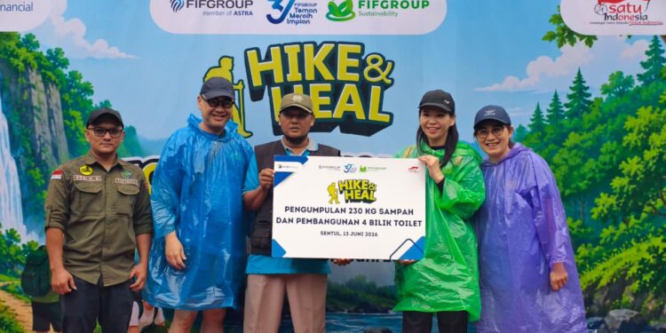 FIFGROUP Ajak Karyawan Trekking, Kumpulkan 240 Kg Sampah dan Resmikan 4 Toilet Umum