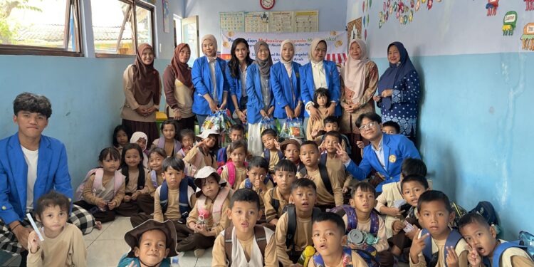 Dari Bermain hingga Belajar Keuangan: Mahasiswa Unpam Kenalkan Simulasi Jual Beli dan Pengelolaan Uang Saku kepada Anak-Anak PAUD Dahlia