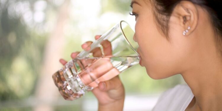 Kurang Minum Air Putih Bisa Tingkatkan Risiko Depresi? Ini Penjelasan Ilmiahnya