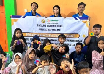 Tingkatkan Kreativitas dan Jiwa Kewirausahaan Anak Melalui Pembuatan Gantungan Kunci Kain Flanel di Yayasan Domyadhu Rempoa