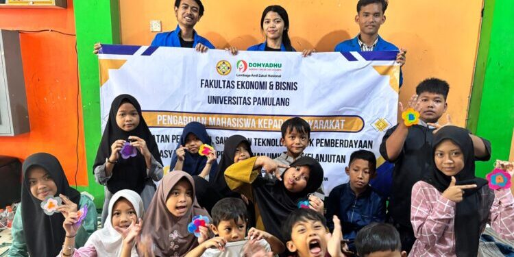 Tingkatkan Kreativitas dan Jiwa Kewirausahaan Anak Melalui Pembuatan Gantungan Kunci Kain Flanel di Yayasan Domyadhu Rempoa