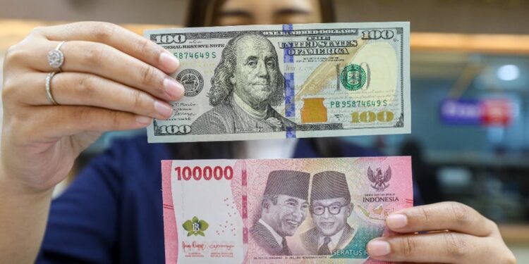 Rupiah Menguat ke Rp17.704 per Dolar AS, Didorong Meredanya Konflik Timur Tengah