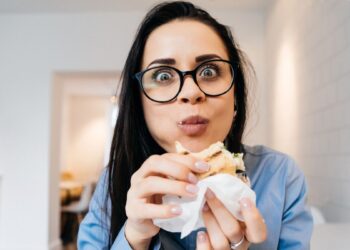 Jangan Sepelekan Kebiasaan Makan Terlalu Cepat, Ini 3 Dampak Buruk yang Mengintai Kesehatan