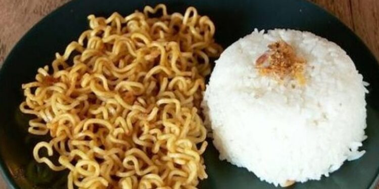 Terlalu Sering Makan Mi Instan dan Nasi? Waspadai 4 Risiko Kesehatan Ini