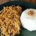 Terlalu Sering Makan Mi Instan dan Nasi? Waspadai 4 Risiko Kesehatan Ini