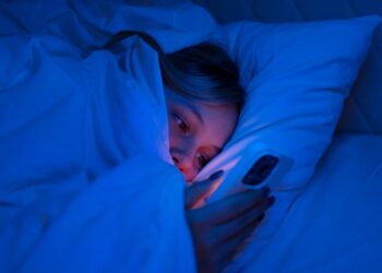 Hobi Scroll Media Sosial Sampai Larut Malam? Waspadai Sleep Procrastination