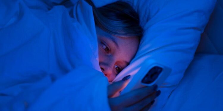 Hobi Scroll Media Sosial Sampai Larut Malam? Waspadai Sleep Procrastination