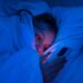 Hobi Scroll Media Sosial Sampai Larut Malam? Waspadai Sleep Procrastination