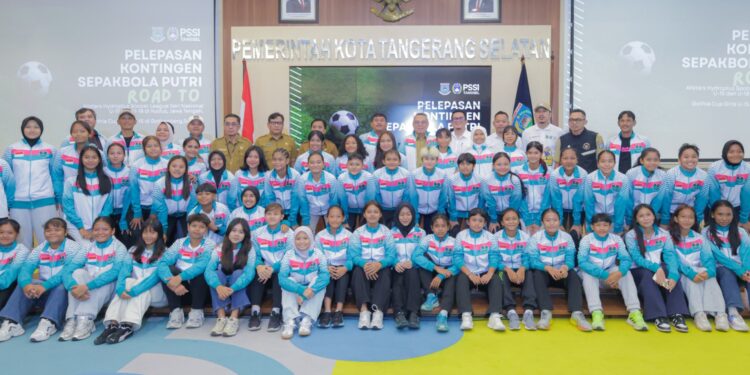 Benyamin Lepas Kontingen Sepak Bola Putri Tangsel ke Turnamen Internasional di Swedia
