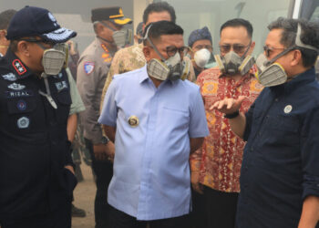 Tinjau Kebakaran TPA Jatiwaringin, Andra Soni Pastikan Proses Pemadaman Terus Berlangsung