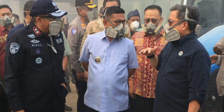 Tinjau Kebakaran TPA Jatiwaringin, Andra Soni Pastikan Proses Pemadaman Terus Berlangsung
