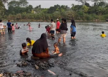 Kemarau Panjang Surutkan Sungai Cisadane, Warga Tangsel Gelar Tradisi Tikar Ngaliwet