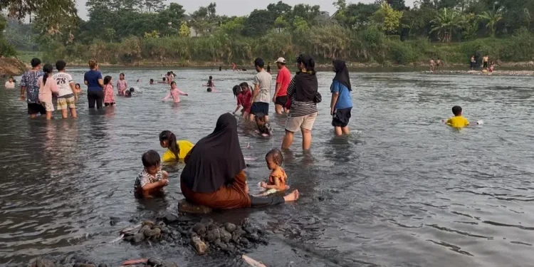 Kemarau Panjang Surutkan Sungai Cisadane, Warga Tangsel Gelar Tradisi Tikar Ngaliwet