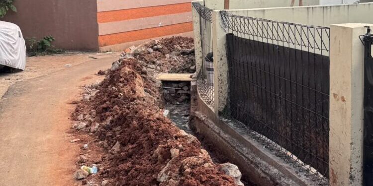 Proyek Drainase di Pondok Kacang Timur Terhenti, Warga Keluhkan Akses Jalan Terganggu