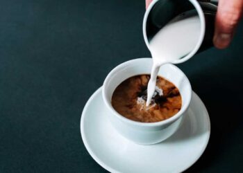 Sering Minum Kopi Pakai Krimer? Dokter Peringatkan Dampaknya pada Kulit Wajah