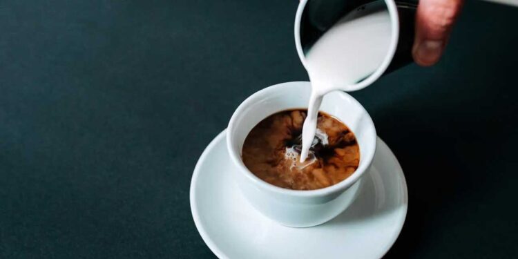 Sering Minum Kopi Pakai Krimer? Dokter Peringatkan Dampaknya pada Kulit Wajah