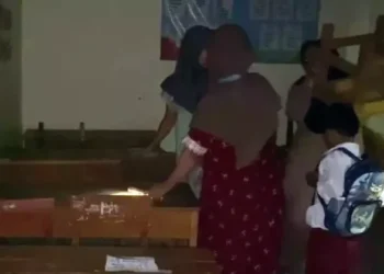 Tradisi Gaur Bangku di Lebak Banten, Siswa Rela Datang Sejak Subuh demi Kursi Depan