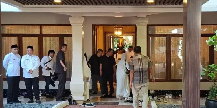 Suasana Rumah Duka Rachmat Gobel, Pelayat Beri Penghormatan Terakhir