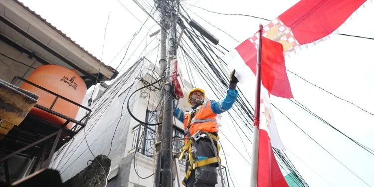 PLN Ingatkan Warga Jelang 17 Agustus: Dekorasi Wajib Berjarak 3 Meter dari Jaringan Listrik