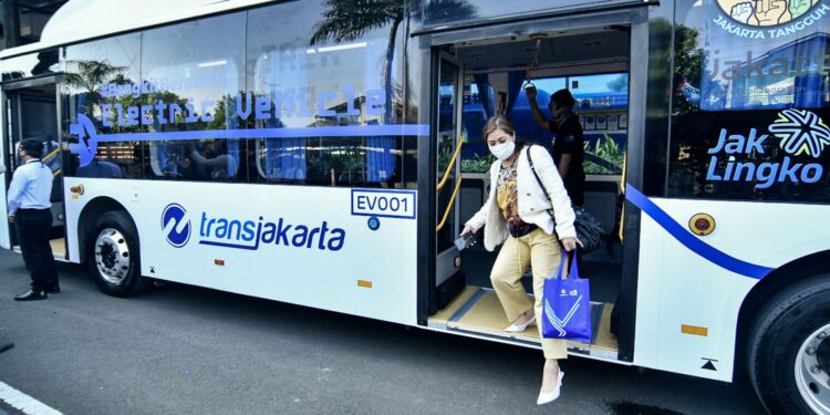 Viral Penumpang Diturunkan dari Bus karena Bau Menyengat, TransJakarta Minta Maaf