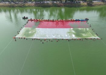 Semarak HUT RI ke-81 di Situ Gintung, Warga Tangsel Bentangkan Bendera Merah Putih Raksasa