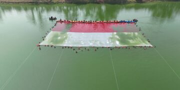 Semarak HUT RI ke-81 di Situ Gintung, Warga Tangsel Bentangkan Bendera Merah Putih Raksasa
