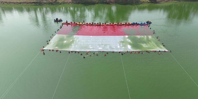 Semarak HUT RI ke-81 di Situ Gintung, Warga Tangsel Bentangkan Bendera Merah Putih Raksasa