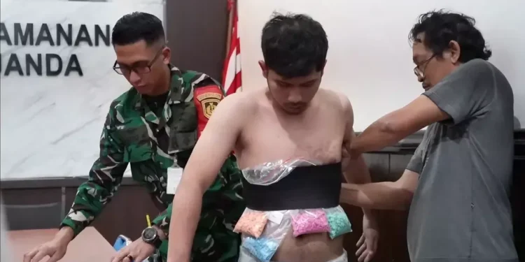 Kurir Narkoba Asal Malaysia Ditangkap di Bandara Juanda, Selundupkan Hampir 1 Kg Sabu dan 1.089 Butir Ekstasi