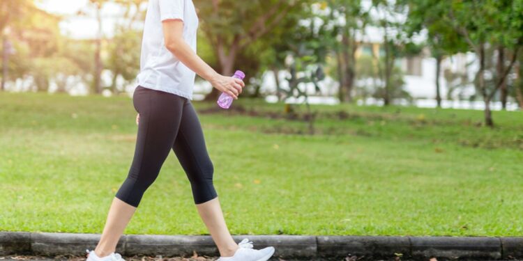 Jangan Langsung Duduk, Ini 5 Manfaat Jalan Kaki Setelah Makan
