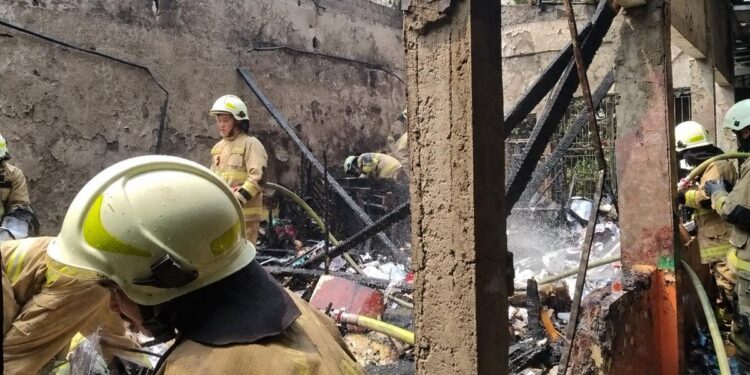 Kebakaran Gudang Buku SDN Srengseng Sawah 04 Berhasil Dipadamkan, Siswa Dievakuasi