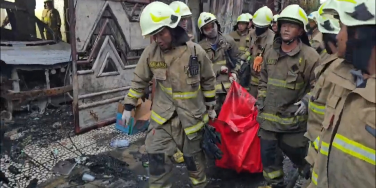 Kebakaran Hebat di Tebet Tewaskan 4 Orang, Petugas Temukan Korban Usai Api Padam