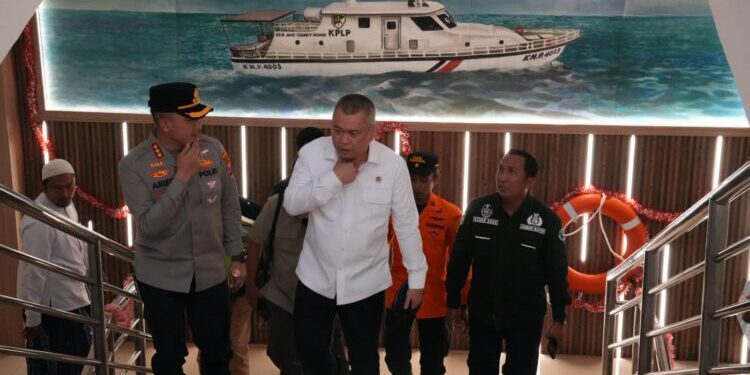 Kemenhub Dirikan Posko Terpadu untuk Korban Kebakaran KM Mutiara Sentosa II di Tanjung Perak