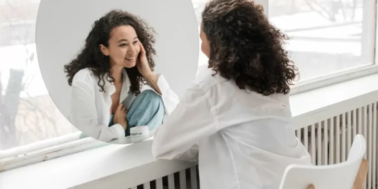Sering Ngomong Sendiri Saat Berpikir? Ini Manfaat Self-Talk yang Perlu Diketahui