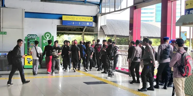 Stasiun Palmerah Mulai Ramai Imbas Aksi di DPR, KAI Commuter Siapkan Rekayasa Perjalanan