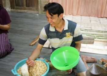 Dari Tungku Kayu Bakar, Tempe Khoiri Kini Menghidupi Tiga Dapur MBG