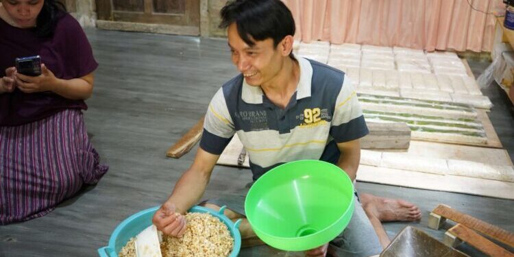 Dari Tungku Kayu Bakar, Tempe Khoiri Kini Menghidupi Tiga Dapur MBG