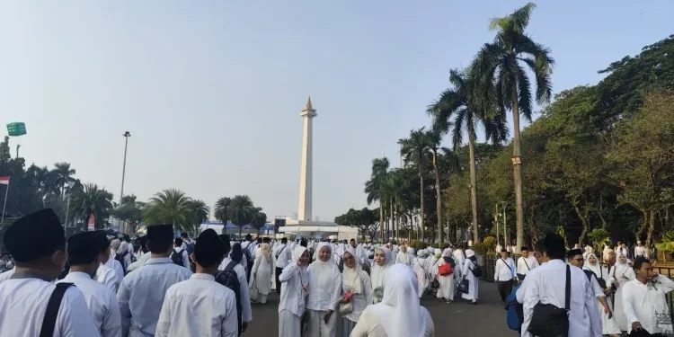 Ribuan Warga Padati Monas Ikuti Zikir dan Doa Kebangsaan Sambut Bulan Kemerdekaan RI