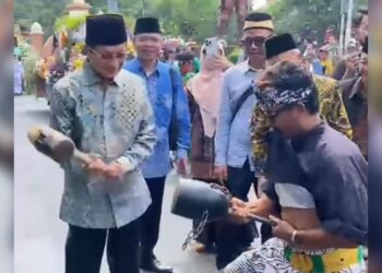 Debus Menes Banten Bikin Heboh Pawai Taaruf MTQ Nasional, Menag Ikut Jajal Atraksinya