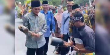 Debus Menes Banten Bikin Heboh Pawai Taaruf MTQ Nasional, Menag Ikut Jajal Atraksinya