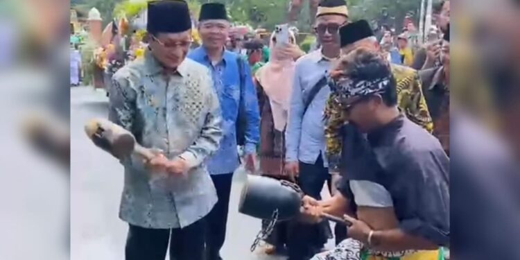 Debus Menes Banten Bikin Heboh Pawai Taaruf MTQ Nasional, Menag Ikut Jajal Atraksinya