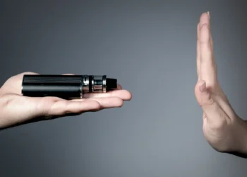 Benarkah Vape Lebih Aman daripada Rokok? Ini Fakta dan Risiko Kesehatannya