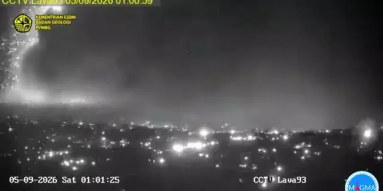 Gunung Anak Krakatau Erupsi, Warga Labuan-Carita Rasakan Getaran hingga Keluar Rumah