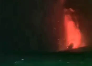 Gunung Anak Krakatau Erupsi Terus, Lava Fountain dan Dentuman Terdengar hingga Serang