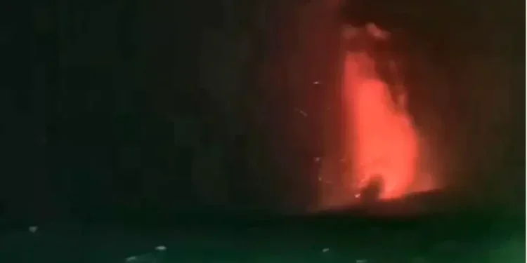 Gunung Anak Krakatau Erupsi Terus, Lava Fountain dan Dentuman Terdengar hingga Serang
