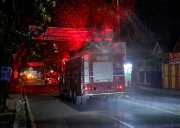 Abu Vulkanik Anak Krakatau Menumpuk di Jalan, Pemkot Tangsel Semprot Tiga Koridor hingga Dini Hari