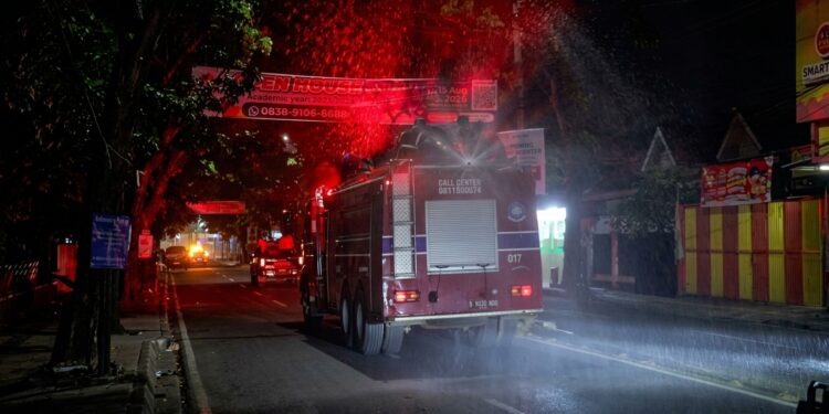 Abu Vulkanik Anak Krakatau Menumpuk di Jalan, Pemkot Tangsel Semprot Tiga Koridor hingga Dini Hari