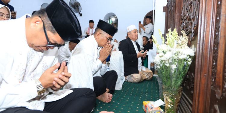 Jelang HUT ke-26 Banten, Andra Soni Ziarah ke Makam Sultan Banten